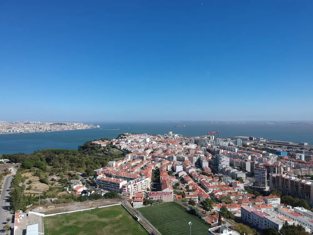 Vista do Tejo e de Lisboa a partir do Jardim do Rio, em Almada Velha