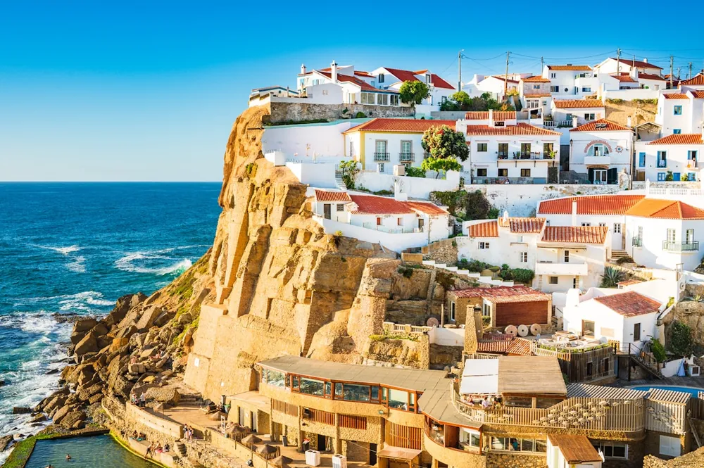 Casas brancas sobre as falésias de Azenhas do Mar, perto de Sintra