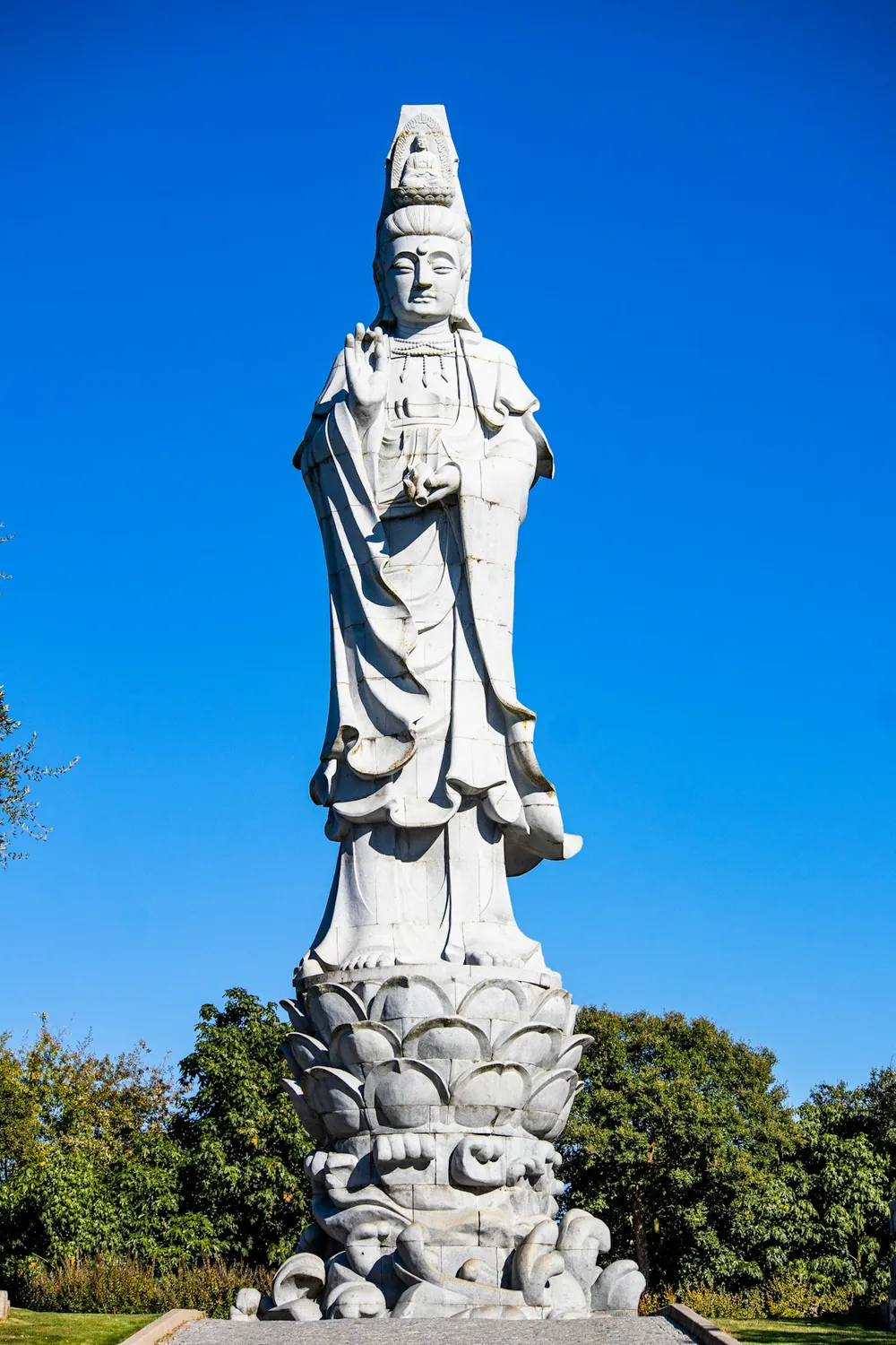 Esculturas e lago no jardim Bacalhôa Buddha Eden, em Portugal