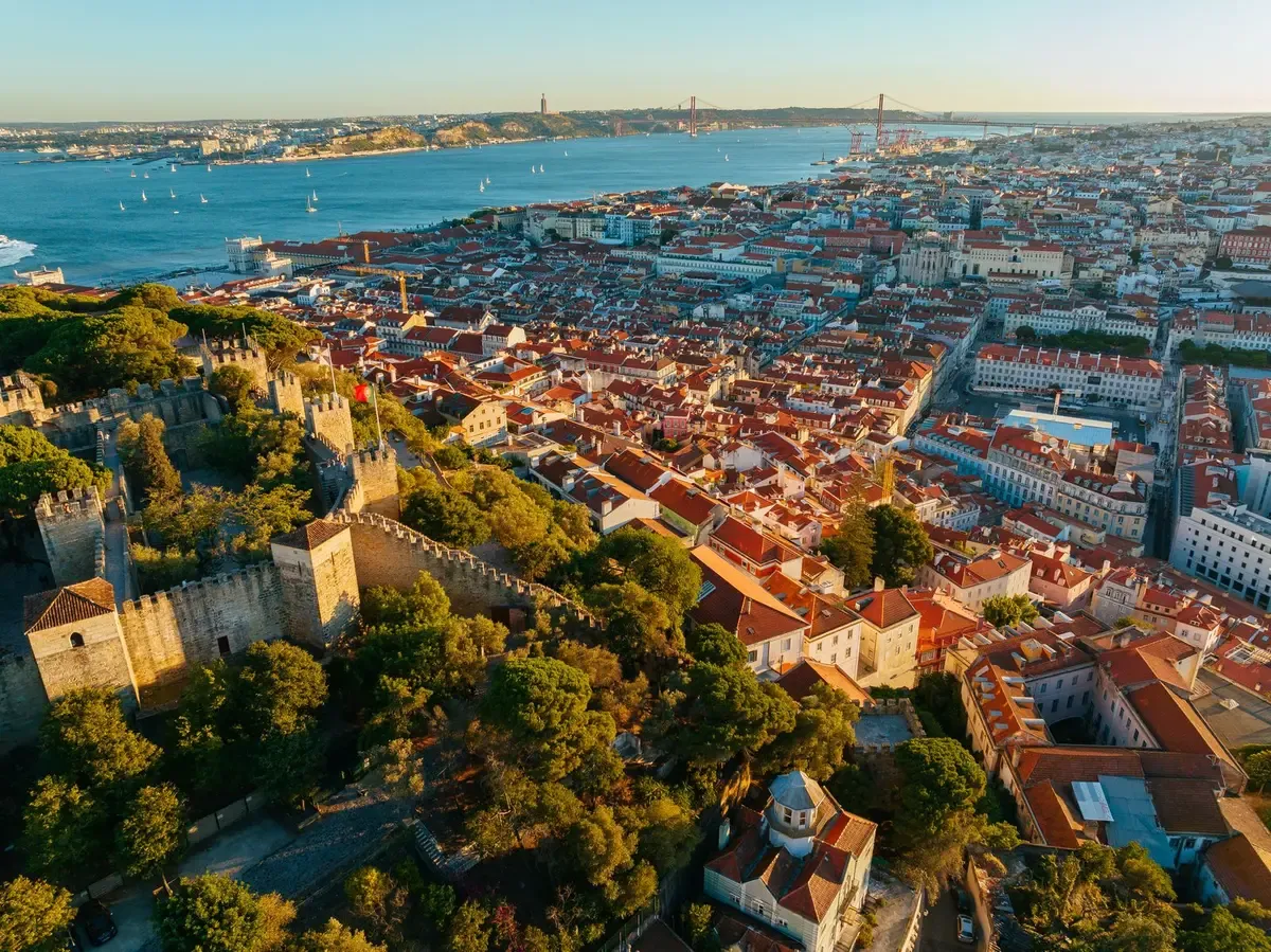 Castelo de São Jorge no alto de Alfama, com a Baixa de Lisboa e o Tejo ao fundo