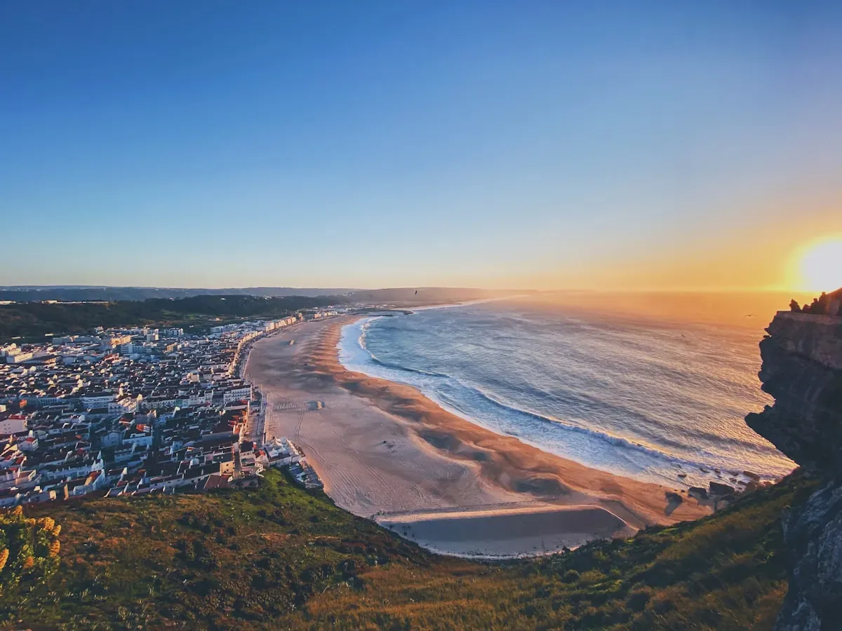 Praia da Nazaré ao pôr do sol, vista do miradouro do Sítio