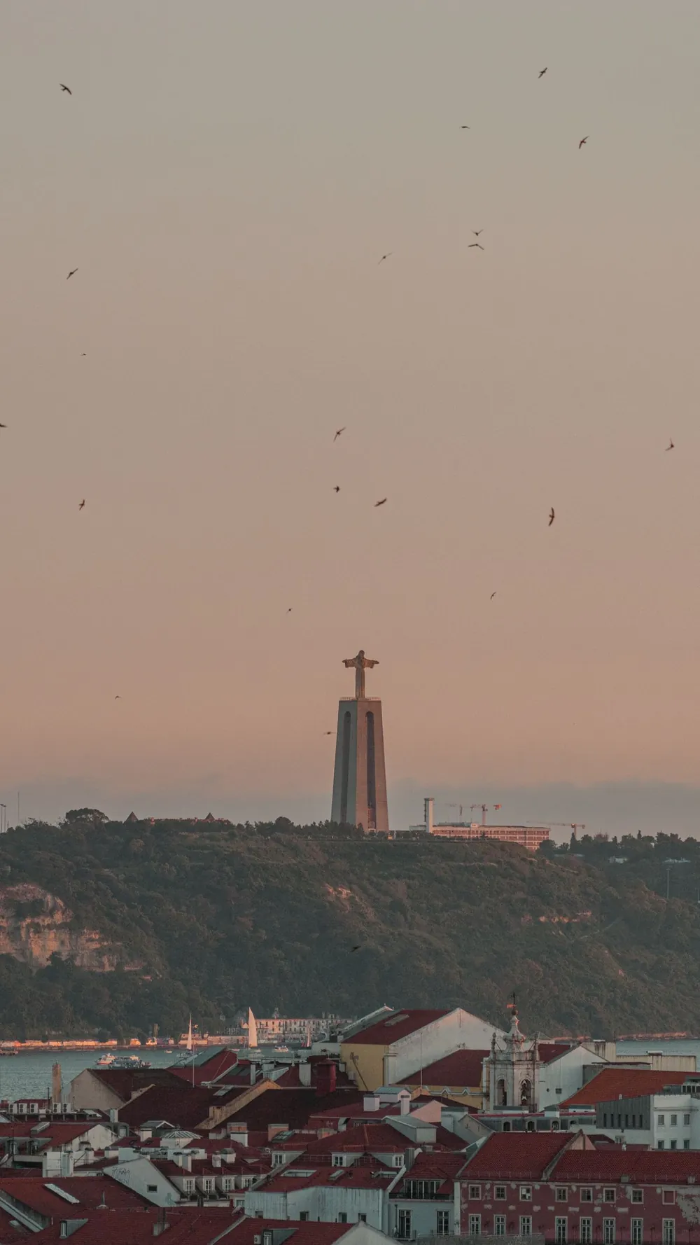 Cristo Rei e vista para Lisboa a partir da Margem Sul do Tejo