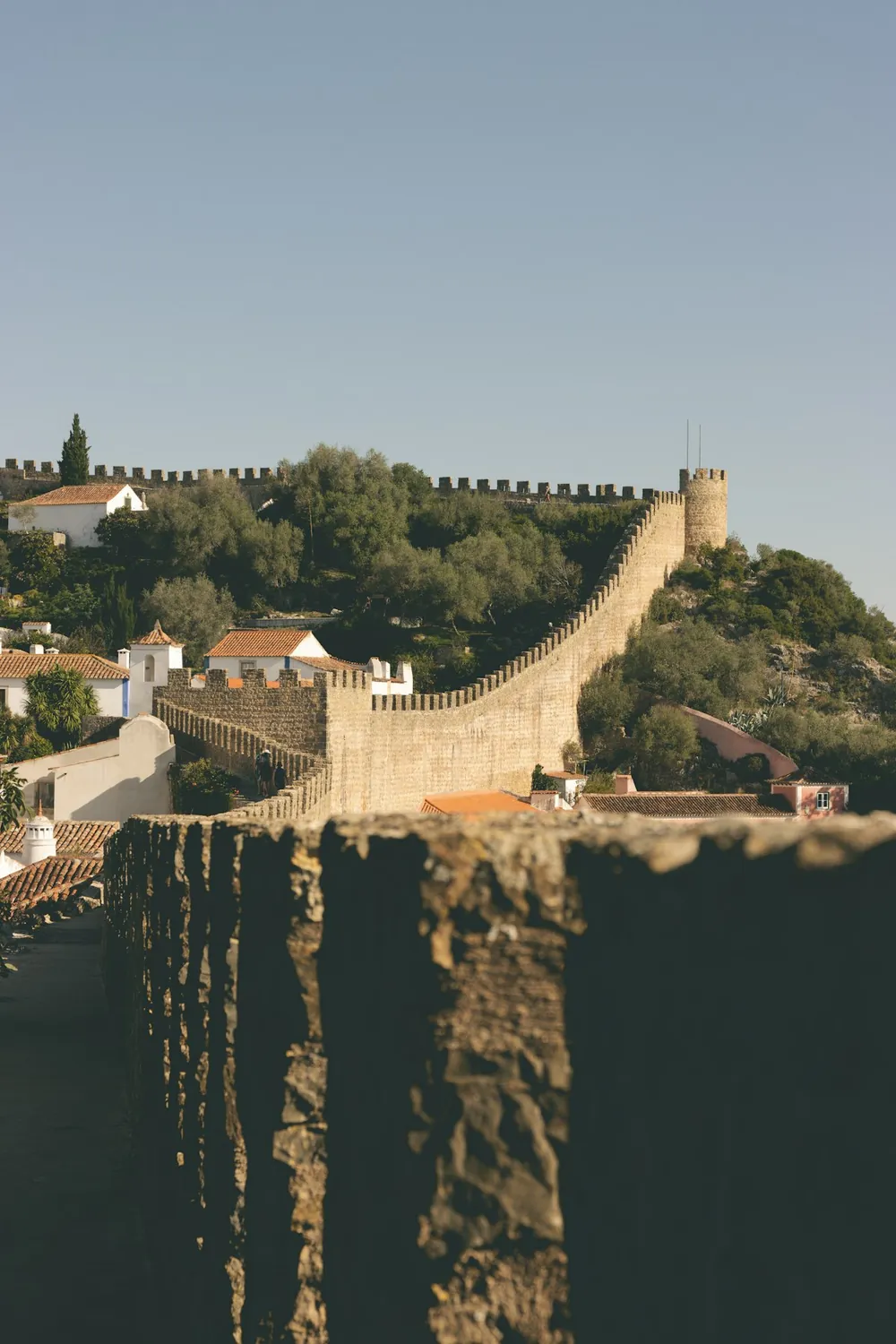Muralhas e casario da vila medieval de Óbidos, em Portugal
